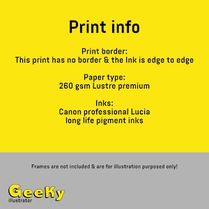 K&ouml;nnte beinhalten: Druckinfo-Grafik mit gelbem Hintergrund und schwarzem Text. Der Druck hat keinen Rand und die Tinte ist randlos. Der Papiertyp ist 260 g/m&sup2; Lustre Premium. Die Tinten sind Canon Professional Lucia langlebige Pigmenttinten. Rahmen sind nicht im Lieferumfang enthalten und dienen nur zu Illustrationszwecken. Der Text "Geeky Illustrator" befindet sich am unteren Rand des Bildes.