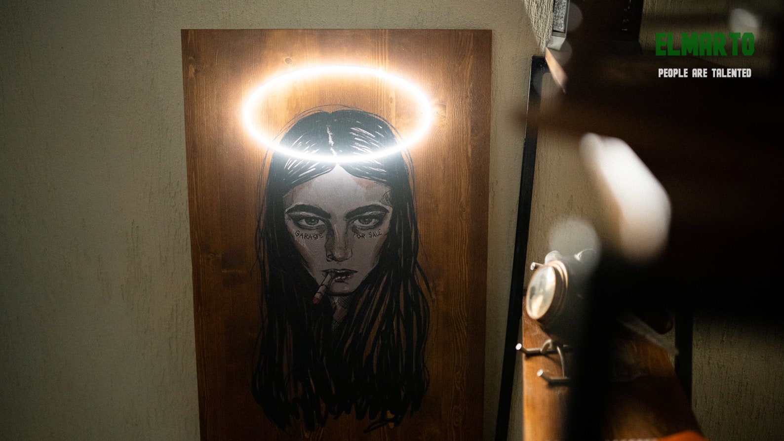 Chica rebelde con retrato de neón Nimbus pintura de signo de | Etsy