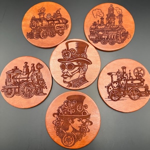 Peut inclure: Ensemble de six dessous de verre ronds en bois avec des motifs steampunk. Chaque dessous de verre présente une image gravée différente d'un train, d'un homme avec des lunettes et un chapeau haut de forme, ou d'une femme avec des engrenages dans les cheveux. Les dessous de verre sont de couleur marron chaud.