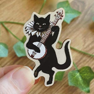 1895 Den svarta katten som spelar banjo Vintage tränål, antik svart katt-kavajnål, rolig kattälskare-present