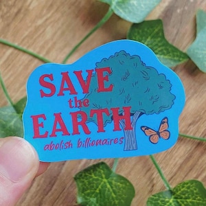 Könnte beinhalten: Ein blauer Aufkleber mit den roten Worten "SAVE the EARTH", einer Baumgrafik und einem orangefarbenen Schmetterling. Der Text "abolish billionaires" ist ebenfalls enthalten.
