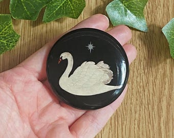 1900s Night Star Swan Vintage Pinback Button, 5 cm Diameter Swan Art Lapel Pin, Aesthetic Dark Academia