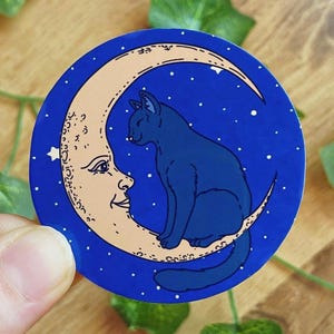 Svart katt som sitter på månen Whimsigoth-klistermärke | Häxig vintage-dekal | Himmelska vinylklistermärken