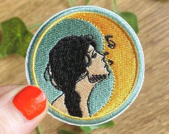 1920 Kvinna som kysser månen Vintage Stryk-på-överföring, Celestial Witchy Broderilapp, Dear Old Dixie Moon Klistermärke