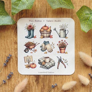 Könnte beinhalten: Ein Aufkleberbogen mit dem Titel Mini Stickers Autumn Garden mit neun Illustrationen: blaue Gummistiefel mit Blumen, ein Korb mit Kürbissen, eine Metallgießkanne, eine Schubkarre mit Blättern, Gartenhandschuhe, eine Topfpflanze, ein Schild mit der Aufschrift Hello Fall, eine Tasse auf einer karierten Decke und eine Gartenschere.