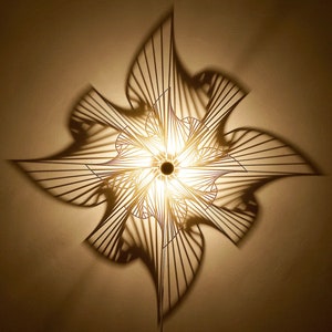 Wandlamp OP Art #1 - houten lampenkap - schaduwlamp - schaduwbeeld fractal