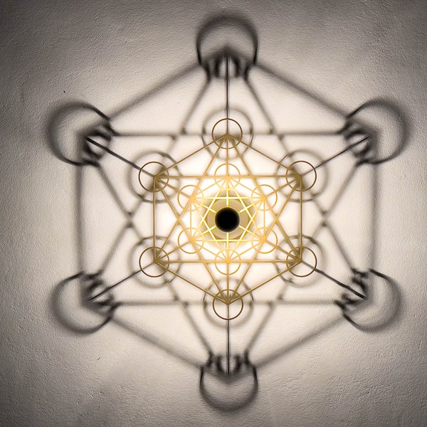 Wandlampe - Heilige Geometrie - Der Würfel des Metatron - Holz Lampenschirm - Schattenspiel - spiritueller Raum