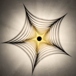 Wandlamp - OpArt #7 Schaduwlamp - Houten lampenkap - Schaduwspel - Kameraccenten