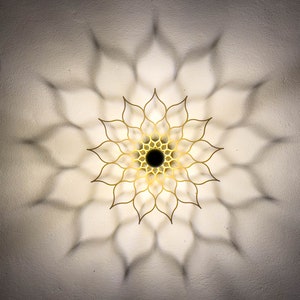 LED Wandlampe - Mandala Schattenlampe in Form einer Blüte - Holz Lampenschirm - Schattenspiel Blume - Akzente