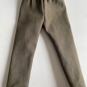 Puede incluir: Un pantalón de color verde oliva con cintura elástica.