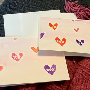 2 veelkleurige hartkaarten met enveloppen