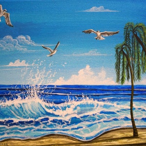 Pode incluir: Uma pintura que retrata uma cena de praia com duas palmeiras, água azul, ondas brancas e três gaivotas voando em um céu azul com nuvens brancas.