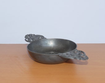 lot nr 512 vintage traditional  dutch triple stamped bowl cup porringer pewter tin double handles