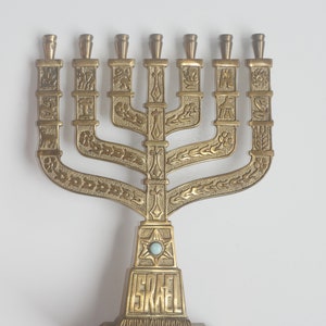 Lote n.º 288 candelabros de latón vintage con piedra semipreciosa Larimar instalada, candelabros rituales Judaica Menorah Israel