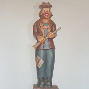 Lote n.º 440 - Estatua vintage de madera tallada y policromada de payaso jocker con trompeta - figura de circo