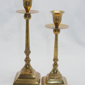 Lot Nr 741 altes vintage Set massiv Messing 2er Set Paar Kerzenständer Kerzenhalter unterschiedlicher Größe - er und sie