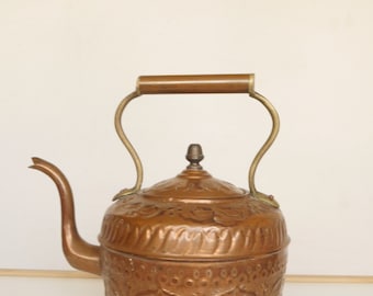 Antique Moroccan Copper Kettle,  Signed FES Maker Mark - Hand Hammered Repoussé Tea Pot, lot nr 889