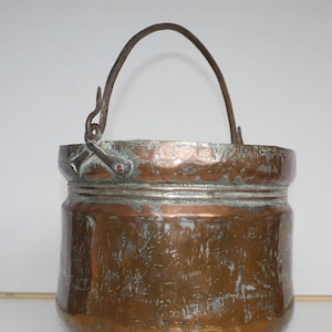 lot nr 519 old antique hanging hammered copper with outside tin lining large cauldron rustic pot