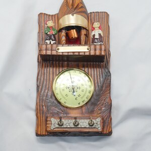 Lot Nr 661 Vintage seltenes Thermometer Holz geschnitzt mit Mann und Frau Figuren in der Nähe von Kessel