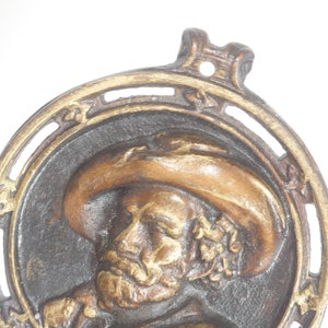 lot nr 532 wall decor vintage or antique iron cast painted in bronze color portrait of man with hat