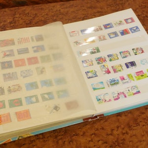 lotto n. 491 grande album di francobolli postali di diverse epoche olandesi Olanda Paesi Bassi Europa più di 630 pezzi