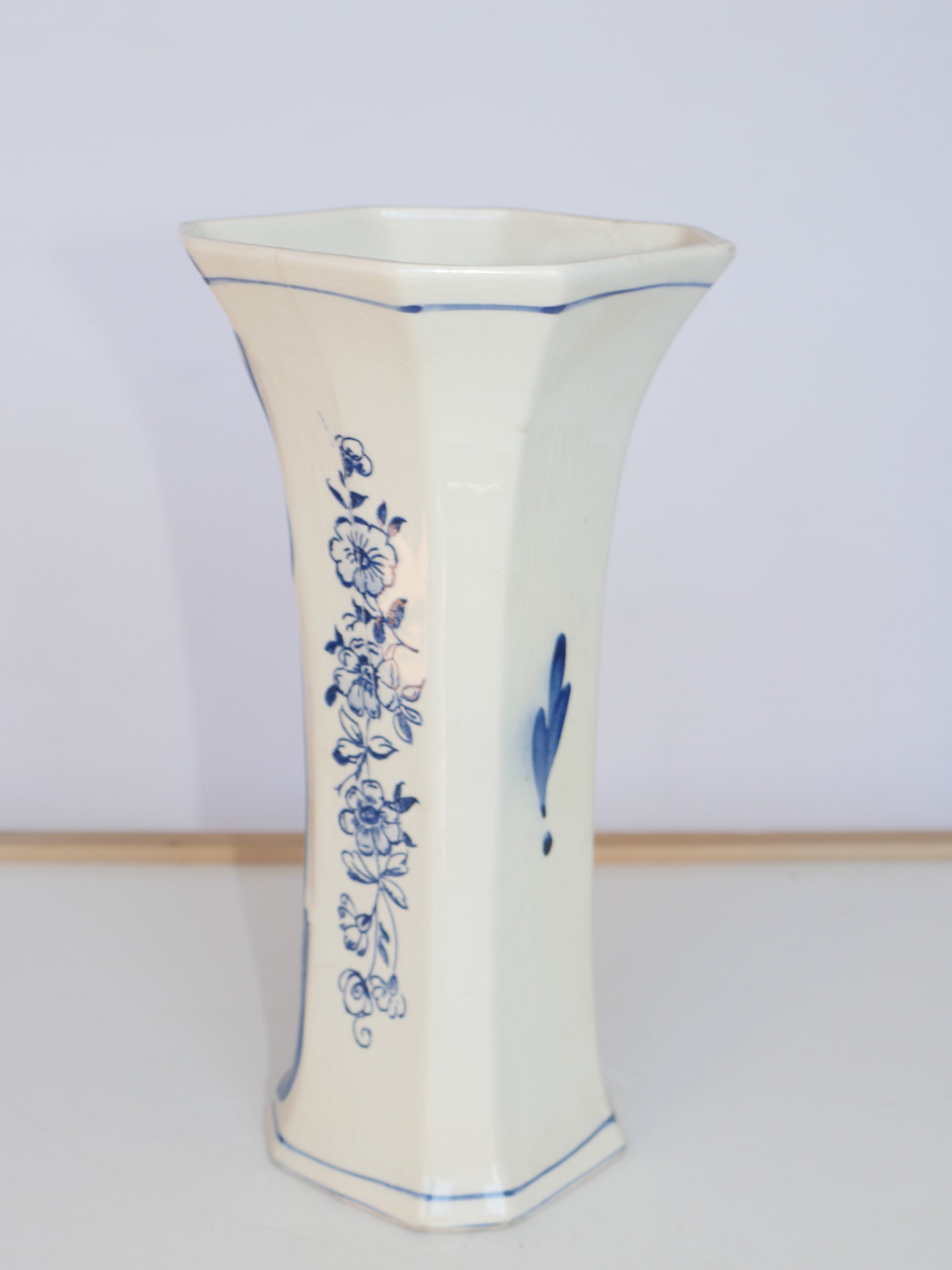 ヴィンテージ デルフト ブラウ花瓶、八角形オランダ陶器、都市と花柄の