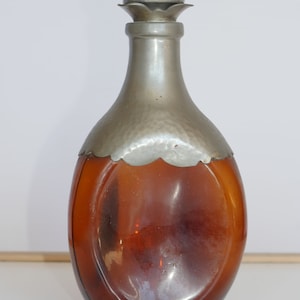 lot n° 704 ancienne carafe en verre marron et étain avec couvercle en liège fabriquée en France