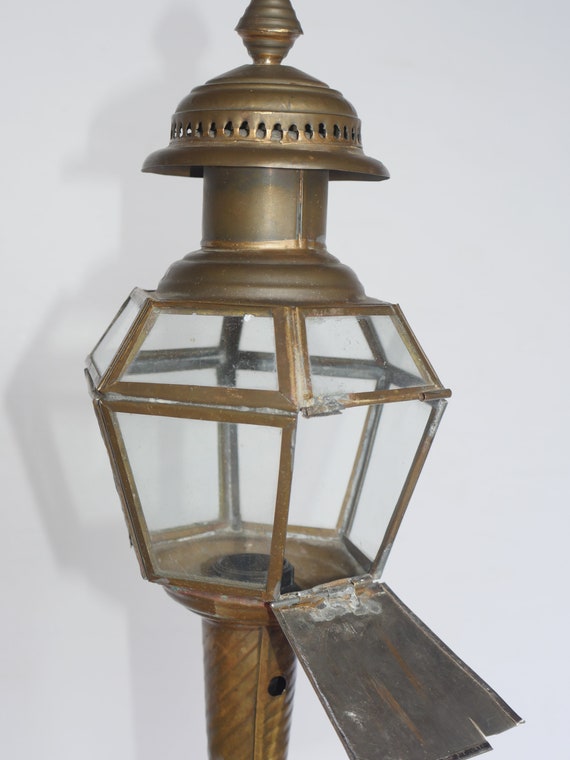 ロット番号690、古いヴィンテージテーブル、真鍮ブロンズランプ