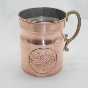 lotto n. 17 vecchia tazza vintage in rame foderata di stagno con manico in ottone con fiori applicati in bassorilievo