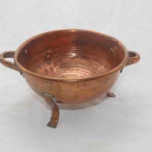 Vaso antico in rame martellato, risalente agli anni '30 circa, con piedistallo, in stile europeo, con manici in ottone, marchio a corona, n. 650.
