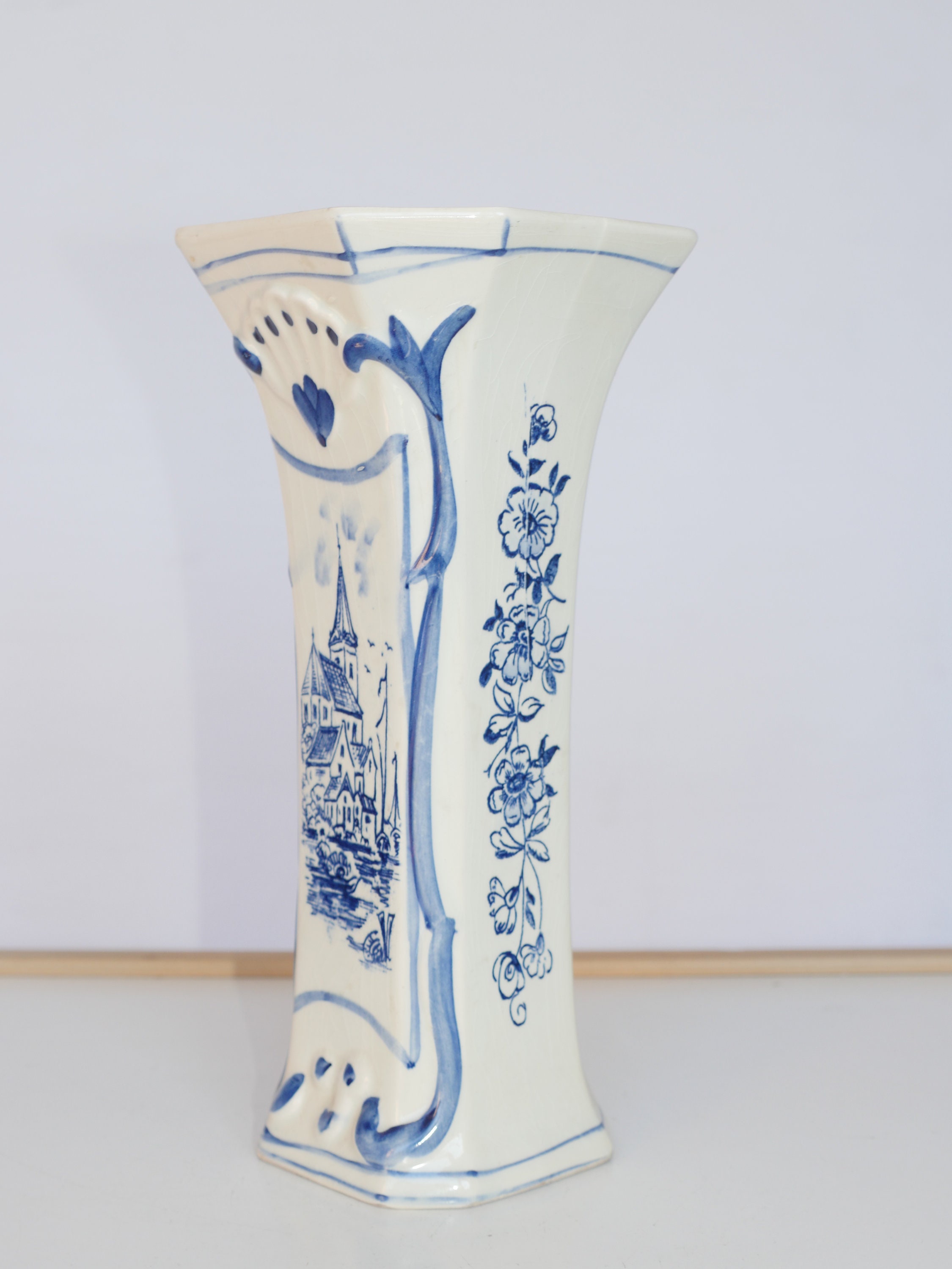 ヴィンテージ デルフト ブラウ花瓶、八角形オランダ陶器、都市と花柄の