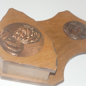 Lote n.º 776: Ranura para cartas vintage francesa con incrustaciones de madera y cobre - Imágenes de ardilla y mujer