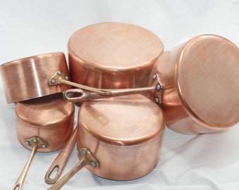 lot n° 241 vintage français fabriqué en France, lot de 5 casseroles en cuivre et aluminium avec poignées en laiton