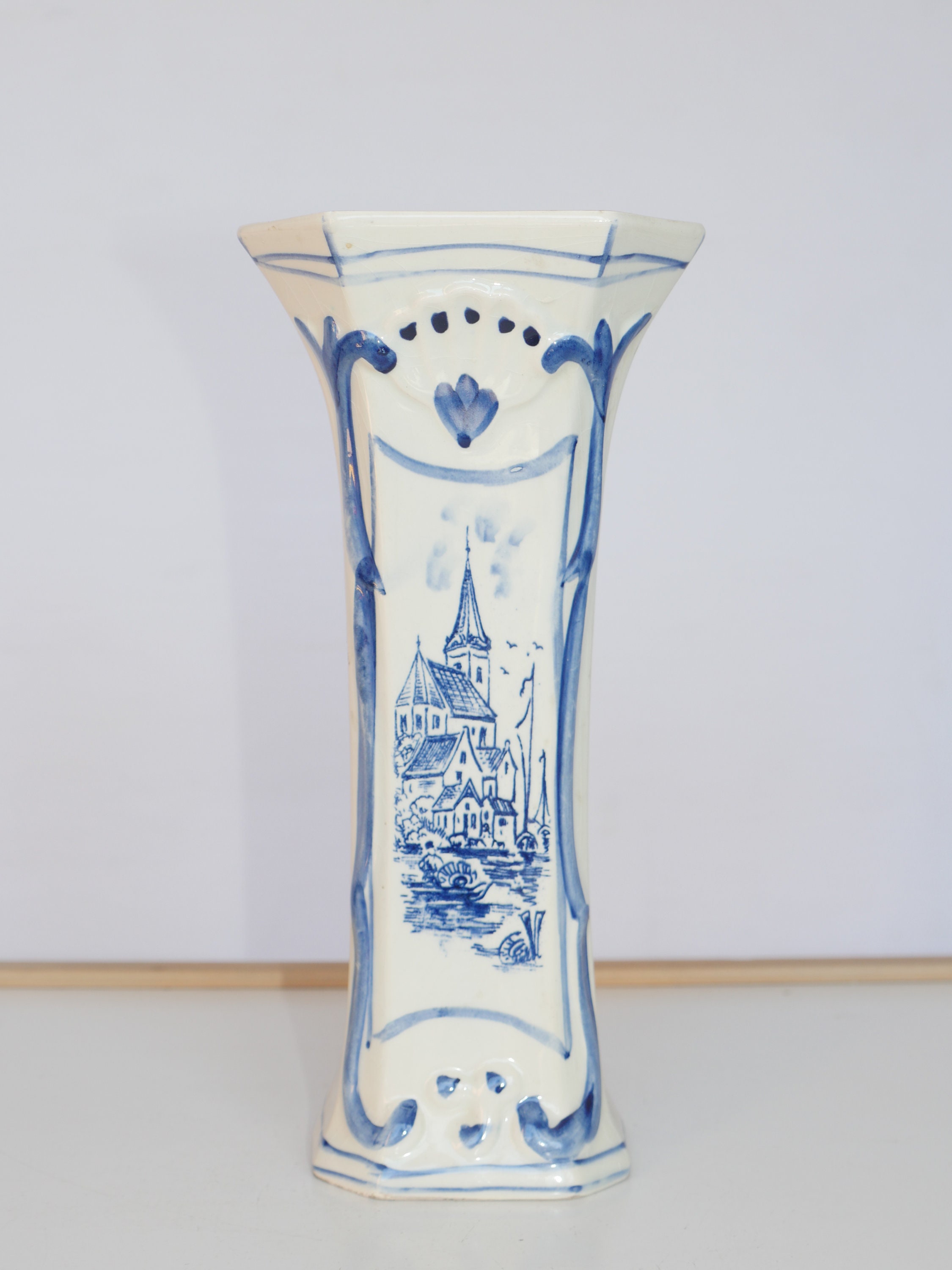 ヴィンテージ デルフト ブラウ花瓶、八角形オランダ陶器、都市と花柄の