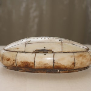 lot nr 367 natural Bone Trinket jewellery Box brass inlay oval shaped vintage Asian