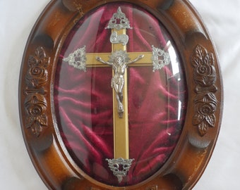 lot nr 272 oval French antique vintage crucifix cross Jesus Christos red velvet in wooden frame carvings on oak wood and metal domed glass