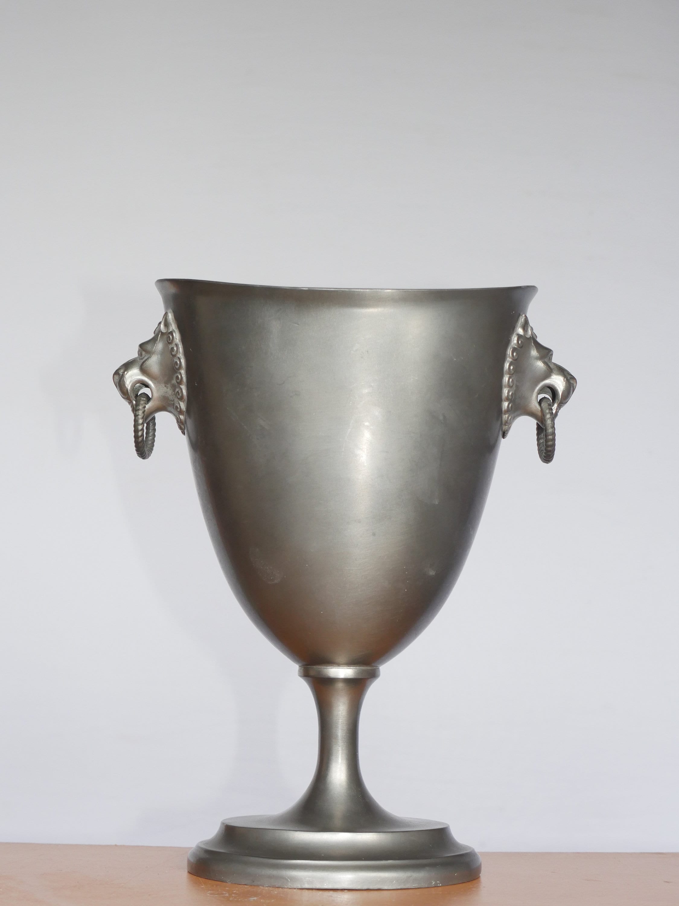 lot nr 629 Vintage CK Kurz Tiel Holland Real Pewter big cup  Stamped Signed tin made in Holland lion heads with rings handled