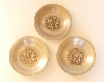 Vintage EIK TIN Pewter Plates: Scandinavian Floral Design, Set of 3, lot nr 925