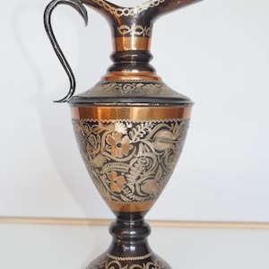lote nº 676 jarra de cobre parcialmente preta pintada com padrões gravados e vintage com alça