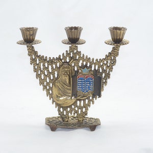 Lote n.º 201 candelabro vintage de latón esmaltado, diseño judaica israelí Dayagi, candelabros de 3 brazos, rituales con muchos símbolos - libro abierto