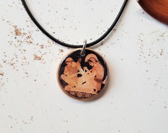Collier d'Achille et Patrocle, pendentif inspiré de la mythologie et de l'archéologie grecques, réplique d'une coupe antique du Peintre de Sosias, collier du Chant d'Achille