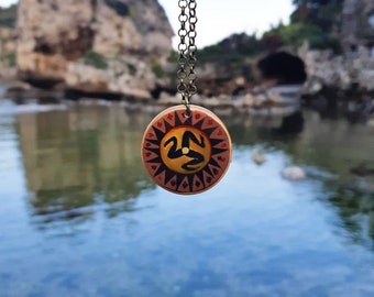Collar Triquetra, colgante Triskelion, Trinacria, reproducción de un antiguo motivo griego, medallón siciliano, joya arqueológica, jarrón griego
