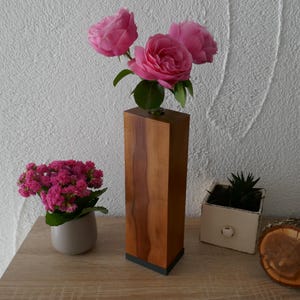 Blumenvase Holz mit Reagenzglas und Metallsockel