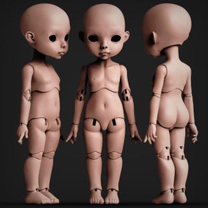 Op de afbeelding: Een naakte, gearticuleerde pop met een realistisch gezicht en scharnierende ledematen. De pop is in drie verschillende posities geposeerd, wat de voor-, zij- en achterkant laat zien.