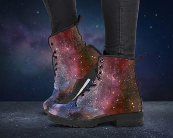 Botas de combate de piel vegana con estampado de galaxia y diseño espacial