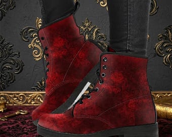 Botas de combate em couro vegano com estampa damasco vermelha: feitas sob encomenda.