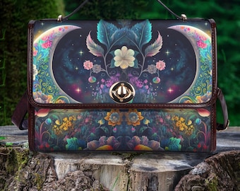 Bolso de mano Sleepy Garden de piel vegana con forma de luna, bolso de hombro estilo bohemio, bolso estilo cottagecore con estampado de bruja.