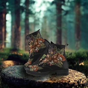 Veganistische leren gevechtslaarzen met paddenstoelen en bloemen: cottagecore-stijl