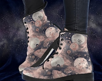 Botas de combate de piel vegana con motivos astrológicos místicos: estilo festival con estrellas del zodíaco.