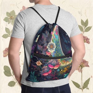 Puede incluir: Mochila con cordón con un vibrante diseño floral y de fantasía. La mochila presenta un fondo azul oscuro con flores coloridas, estrellas y un paisaje caprichoso. Los cordones negros y una cremallera negra completan el diseño.